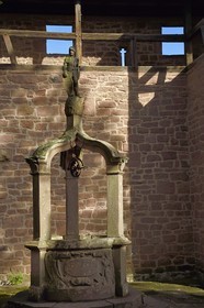 France, Bas-Rhin (67), Orschwiller, le chateau du Haut-Koenigsbourg, puit de la citerne du Haut Jardin