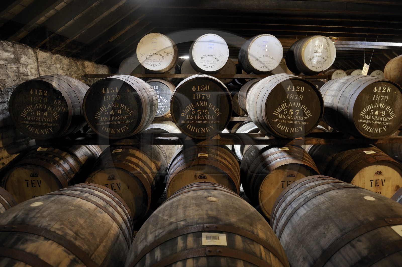 Royaume-Uni, Ecosse, Iles Orcades, Kirkwall, distillerie de whisky Highland Park, stockage pour faire vieillir le whisky