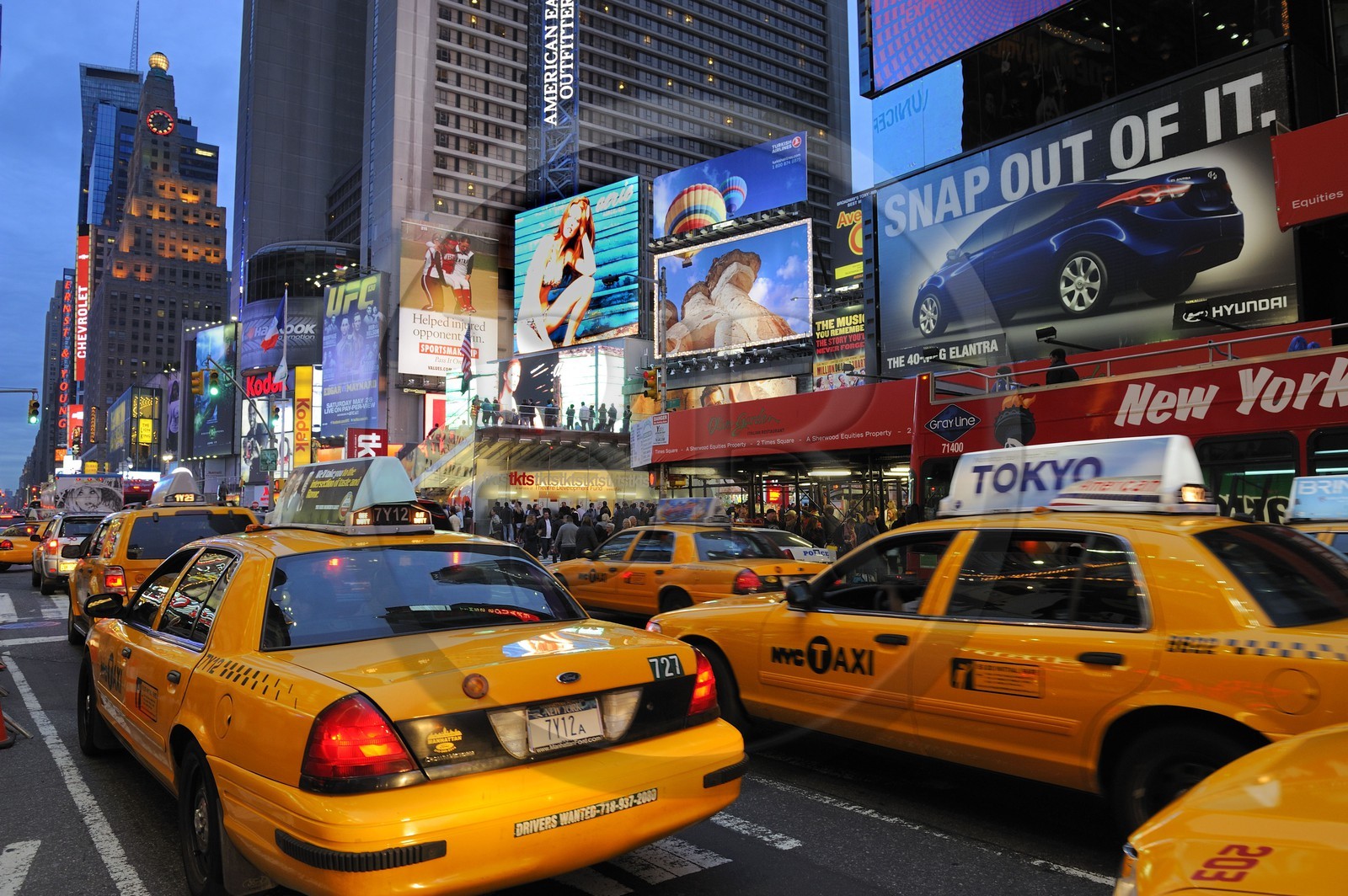 Etats-Unis, New York, Manhattan, Theater district sur Broadway, taxi jaune à Times Square