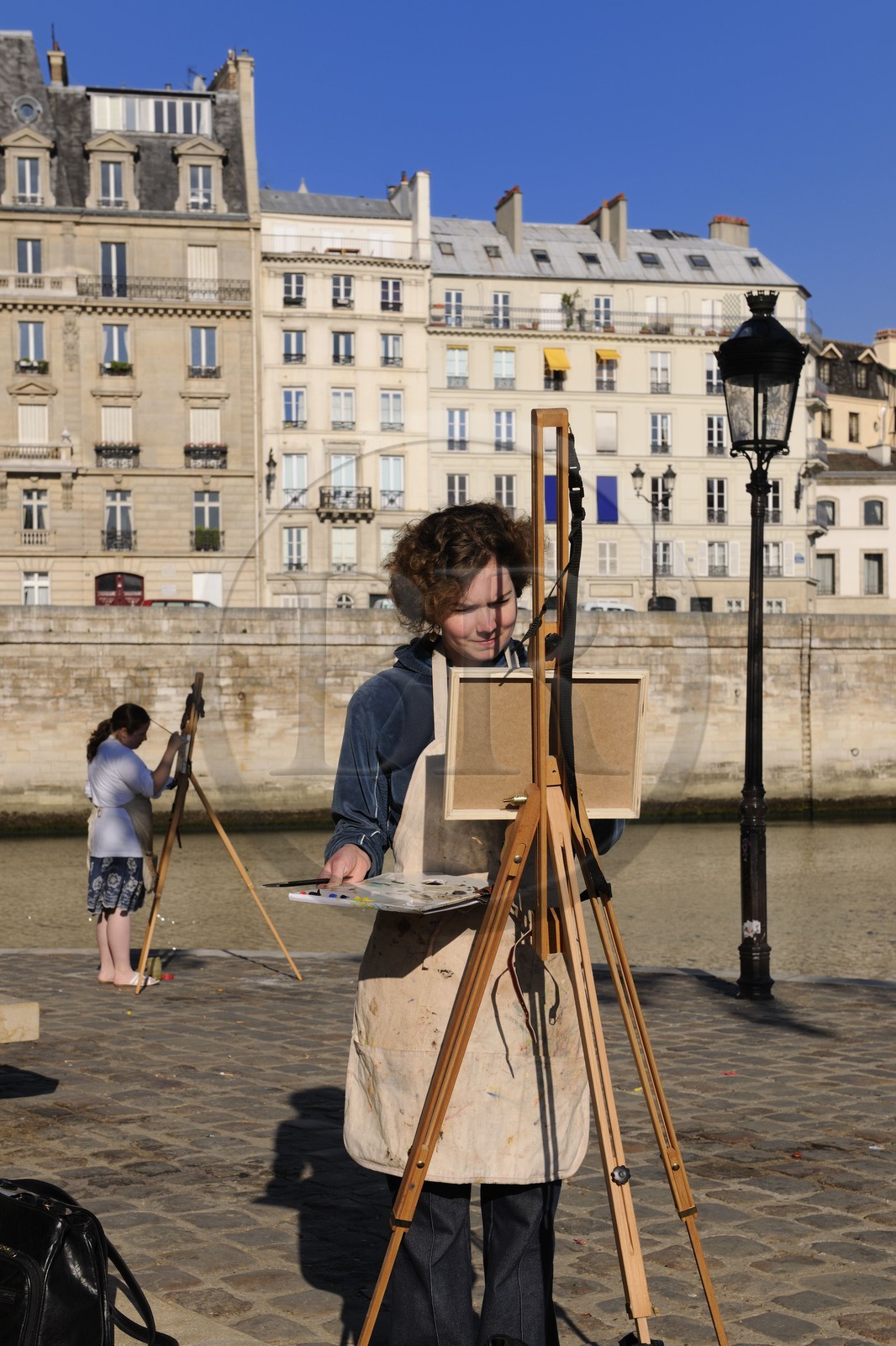 France, Paris (75), île Saint Louis, scéance de peinture face à l'île de la Cité