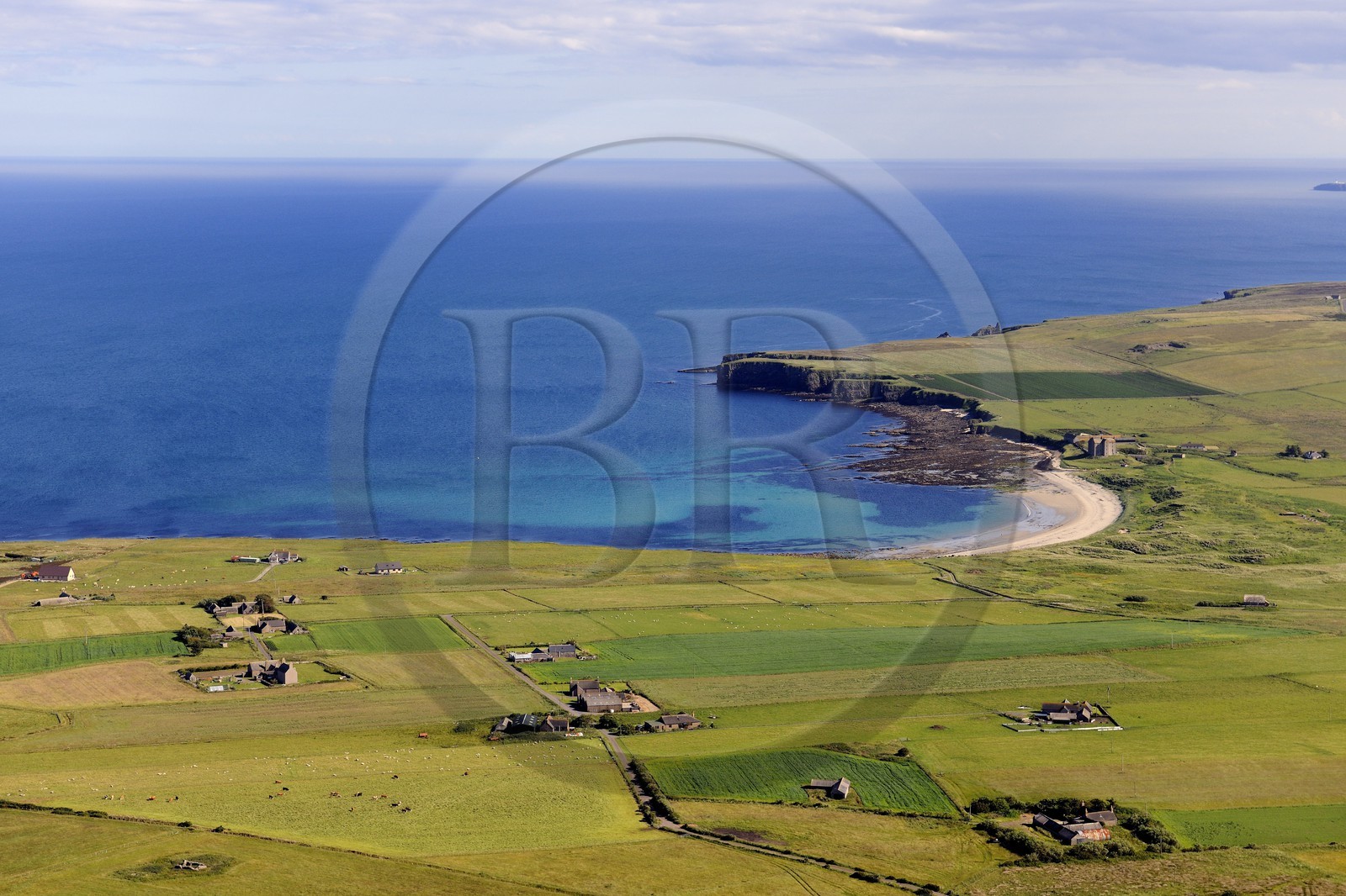 Royaume-Uni, Ecosse, Highland, la côte Est du district de Caithness au nord de la ville de Wick, fermes autours de Freswick Bay (vue aérienne)