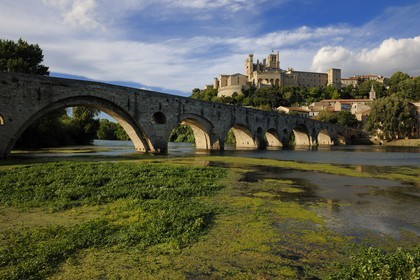 France, Hérault (34), Béziers, la cathédrale Saint Nazaire et le Pont-Vieux sur la rivière Orb