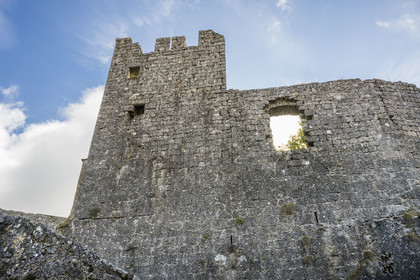France, Aveyron (12), Causses et les Cévennes, paysage culturel de l'agro-pastoralisme méditerranéen, classés Patrimoine Mondial de l'UNESCO, La Couvertoirade, labellisé Les Plus Beaux Villages de France, village fortifié sur le plateau du Larzac, le chateau construit par les Templiers