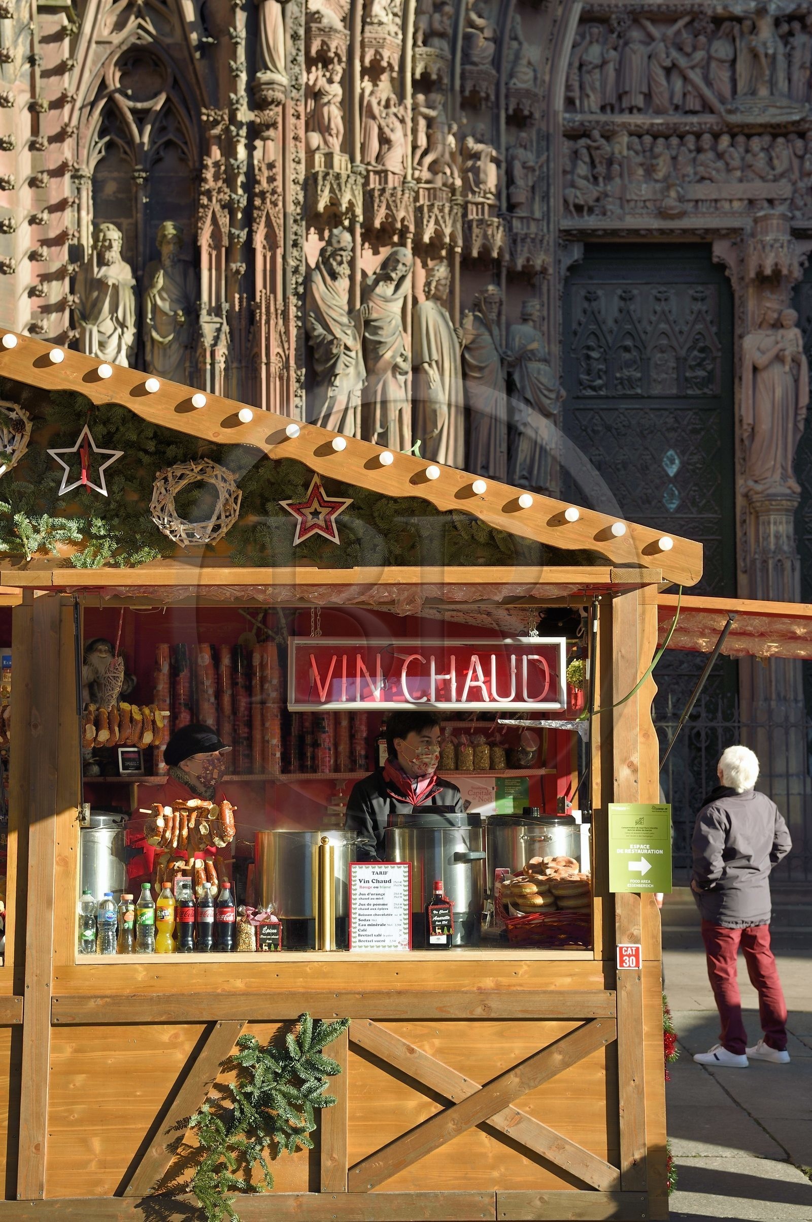 France, Bas-Rhin (67), Strasbourg, vieille ville classée au Patrimoine Mondial de l'UNESCO, marché de Noël (Christkindelsmarik) au pied de la Cathédrale Notre Dame, stand de vin chaud