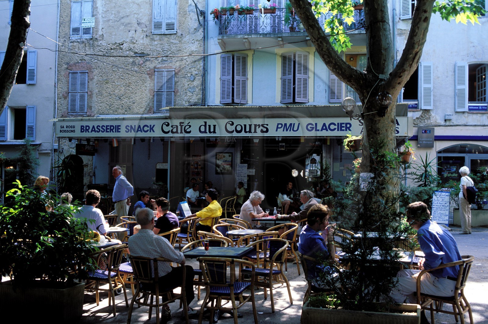 France, Var (83), Provence Verte, Cotignac, terrasse de café sur la place centrale