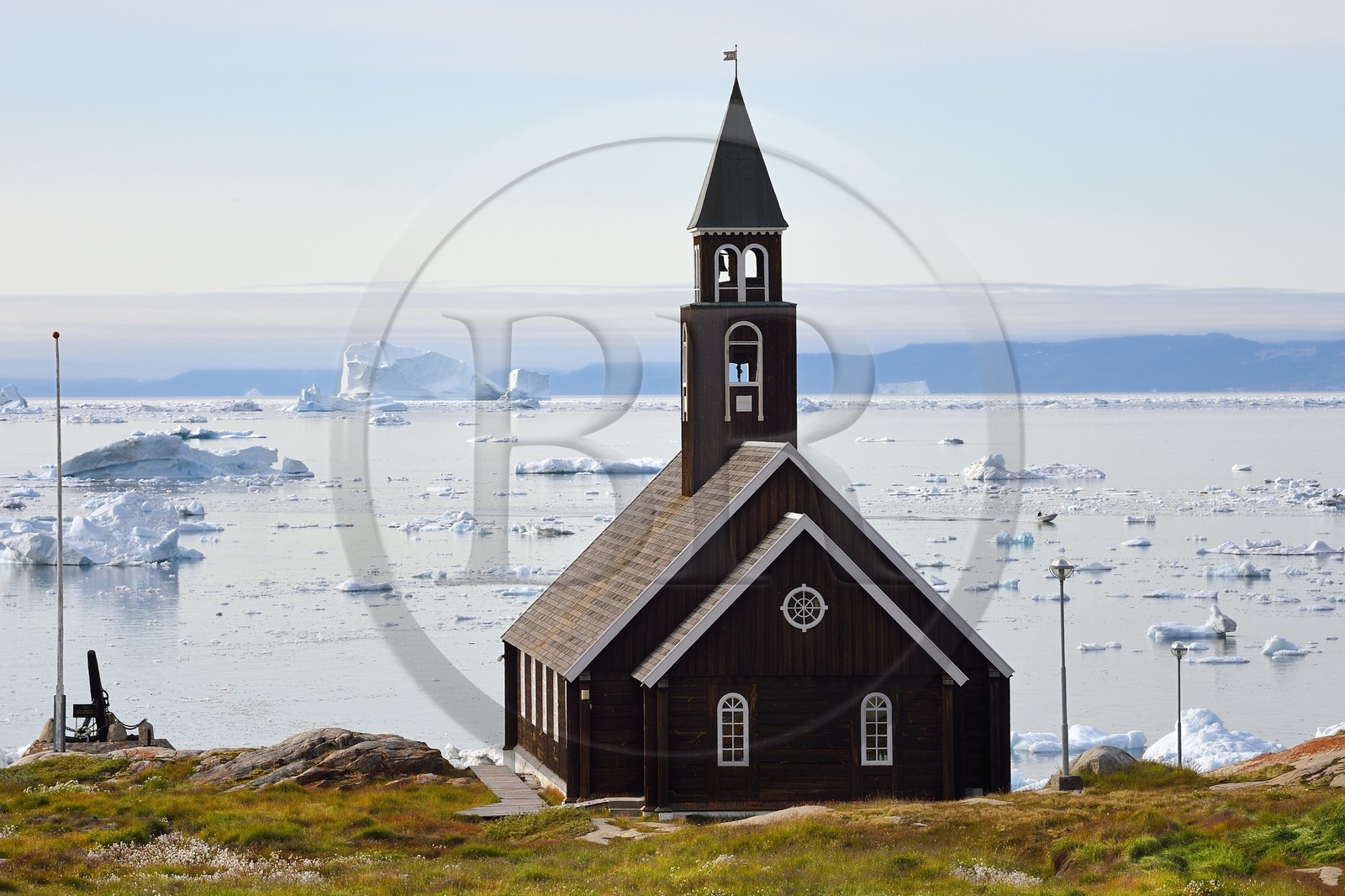 Groenland, cote ouest, baie de Disko, Ilulissat, église de Sion construite à la fin du XVIIIe siècle et icebergs en arrière plan