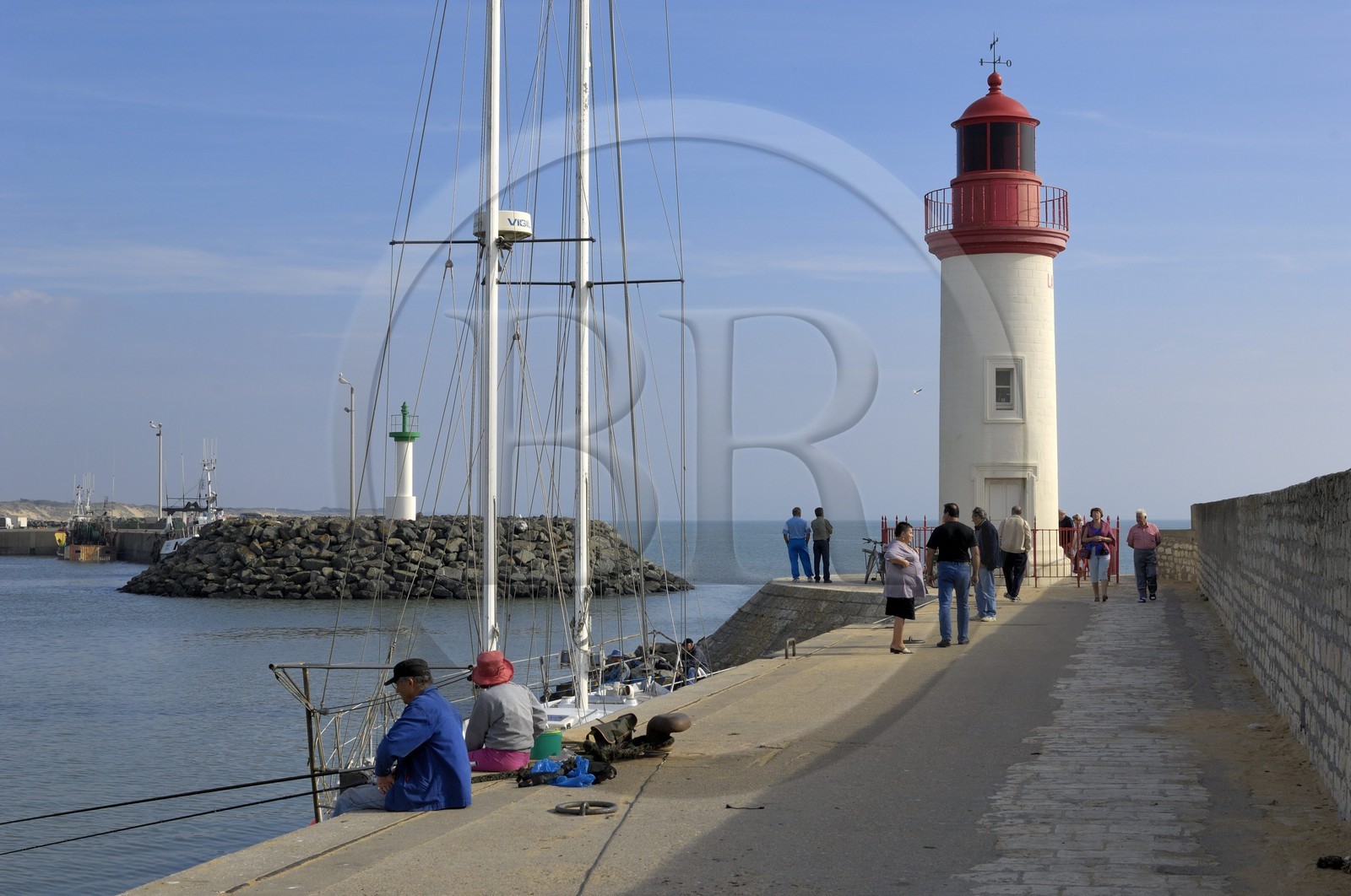 France, Charente-Maritime (17), Ile d'Oléron, phare du port de la Cotinière, pêcheurs
