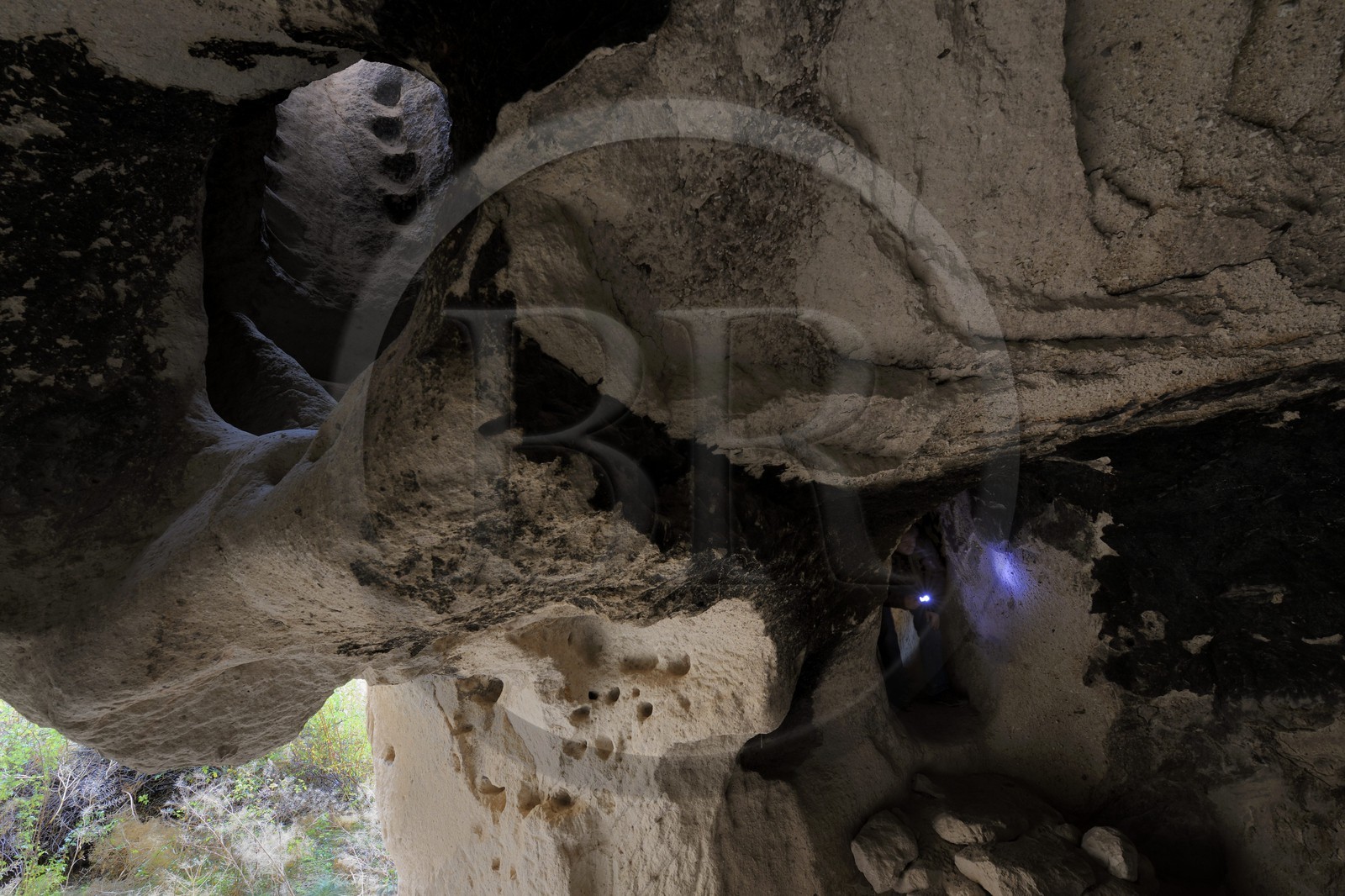 Turquie, Anatolie Centrale, province de Nevsehir, Cappadoce classée Patrimoine Mondial de l'UNESCO, ancien village troglodytique de Zelve, intérieur d'un habitat et escalier