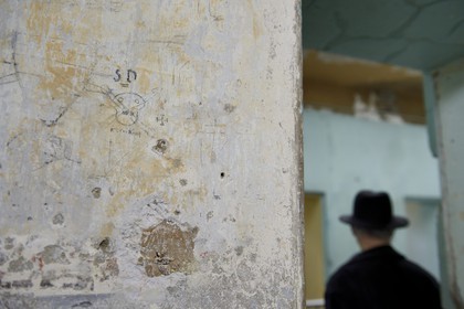 France, Rhône (69), Lyon, Mémorial Prison de Montluc, graffiti de prisonnier, on peut apercevoir le SD pour Sicherheitsdienst qui était le service de renseignements de la SS, une tête de mort accompagné des mots KomKom qui est la traduction de viens viens la seul chose que criait inlassablement un gardien virulent dont c'est devenu le surnom