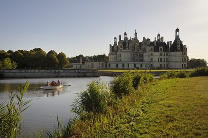 France, Loir et Cher (41), Vallée de la Loire classée Patrimoine Mondial de l' UNESCO, château de Chambord, découverte en barque
