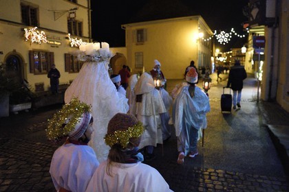 France, Haut-Rhin (68), Eguisheim, le Christkindel avec sa couronne de bougies et les anges accompagnent les nombreux enfants tenant leurs lampions pour la Procession des Lumières dans les ruelles de la ville, elle rend hommage à Sainte-Lucie, l'un des personnages traditionnels du Noël alsacien
