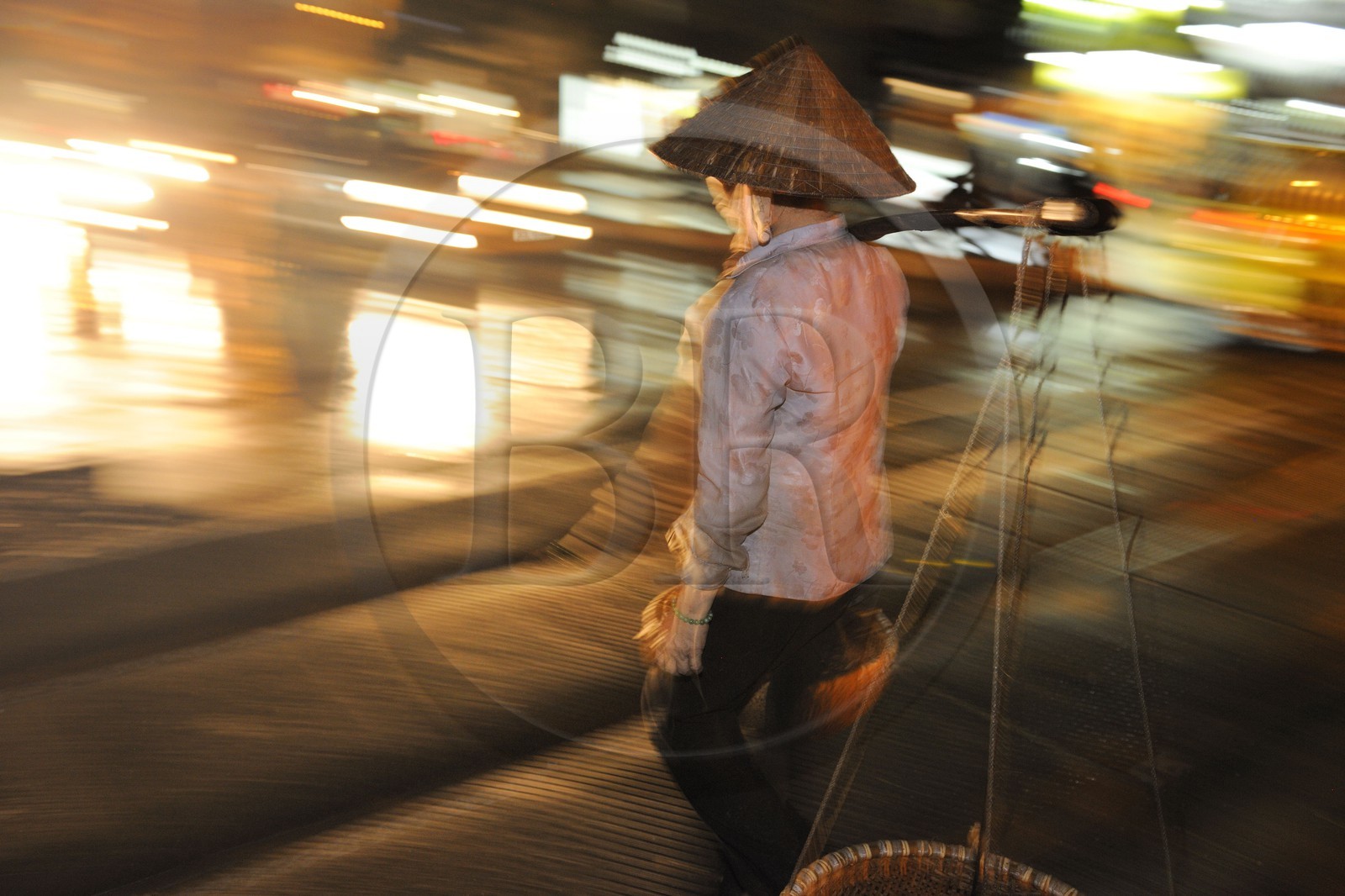 Vietnam, Hanoï, vieille ville, marchande avec sa palanche
