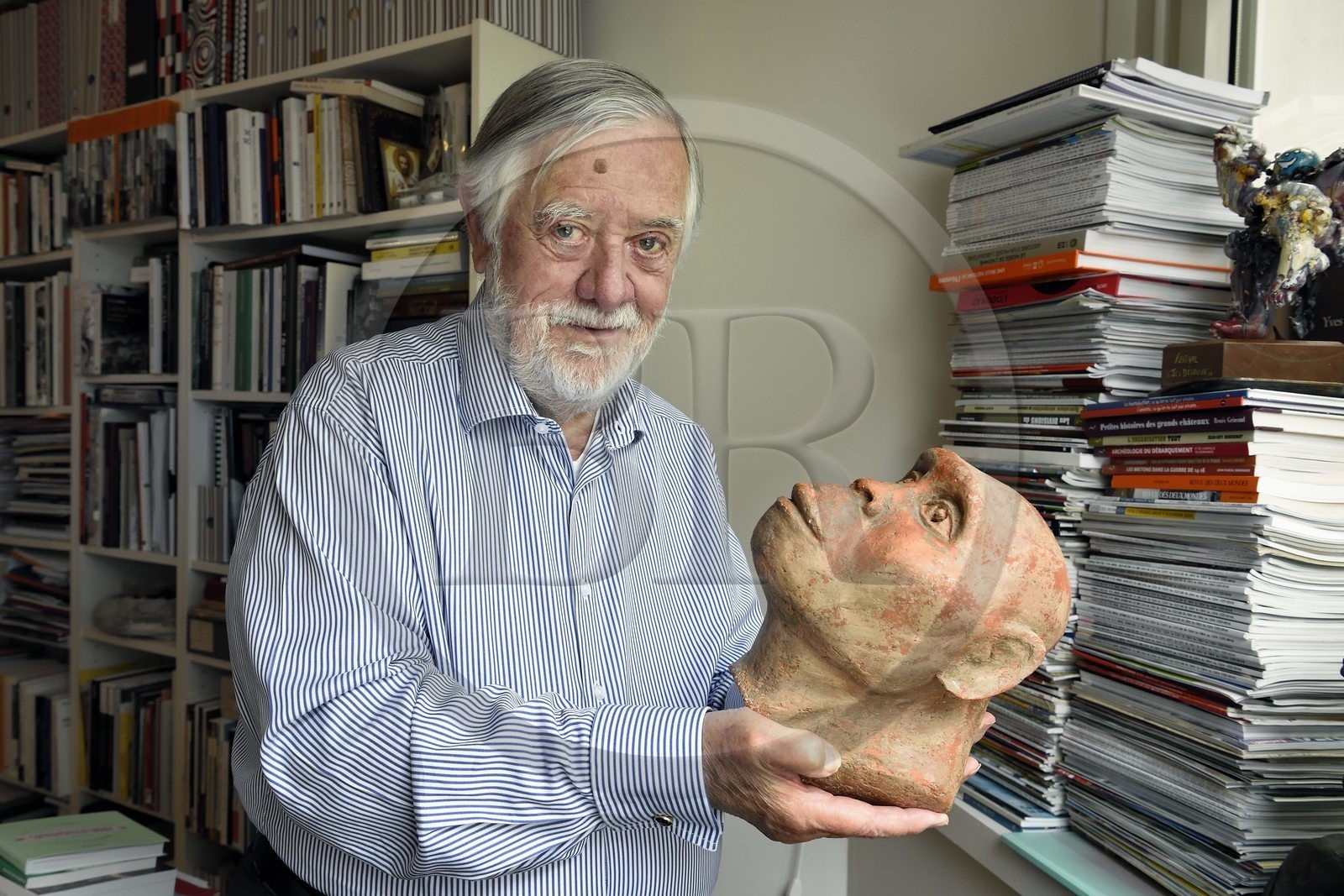 France, Paris (75), le paléontologue et paléoanthropologue Yves Coppens, professeur émérite au Collège de France, au bureau de son domicile parisien, il tient en main la reproduction supposée du visage de Lucy