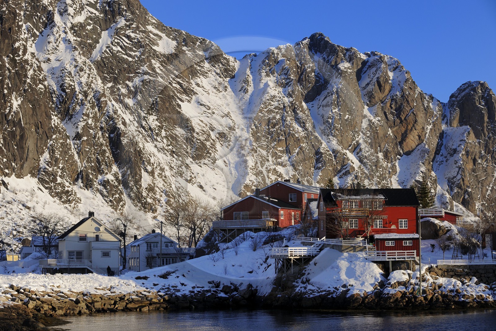 Norvège, Nordland, Îles Lofoten, le port de Svolvaer, maisons en bois