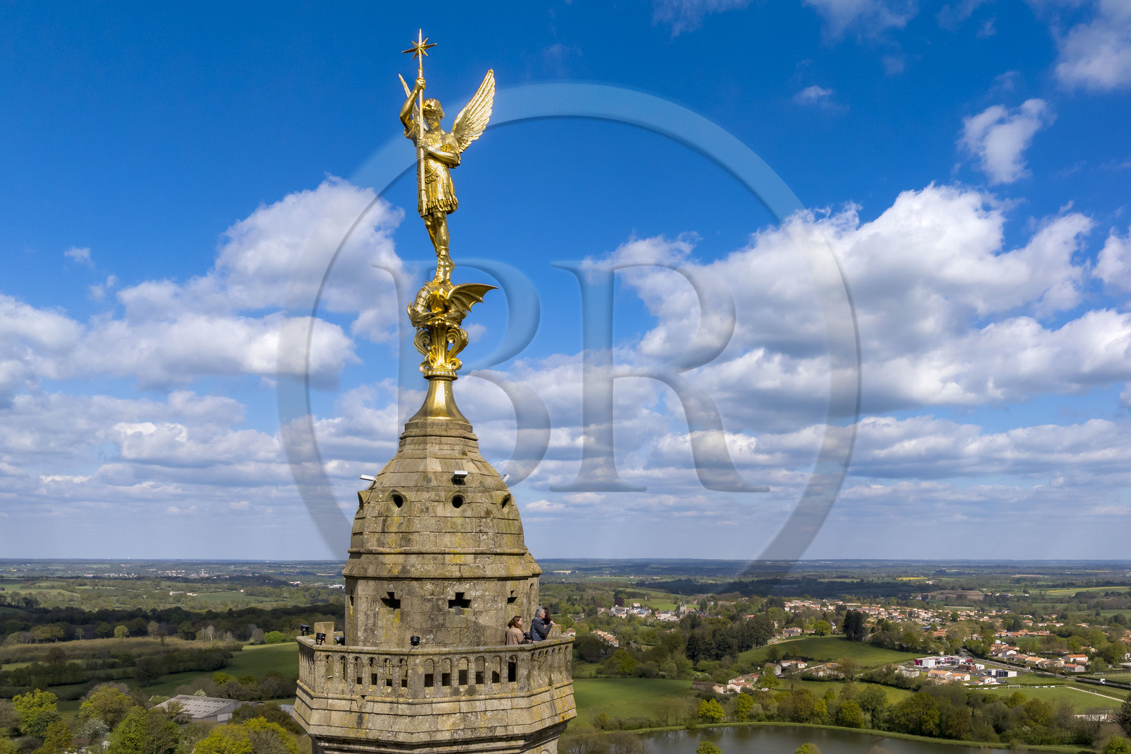 France, Vendée (85), Sèvremont, Saint-Michel-Mont-Mercure, l'église avec sa statue de l'archange Saint-Michel (vue aérienne)