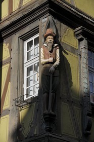 France, Haut-Rhin (68), Colmar, la maison dite « zum Kragen » (Au collet) dans la rue des Marchands, le drapier portant sa toise