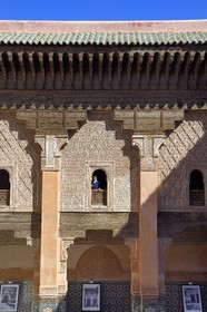 Maroc, Haut-Atlas, Marrakech, ville impériale, Médina classée Patrimoine Mondial de l'UNESCO, la Medersa Ali Ben Youssef (école coranique), fenêtre cintrée avec stuc décoratif
