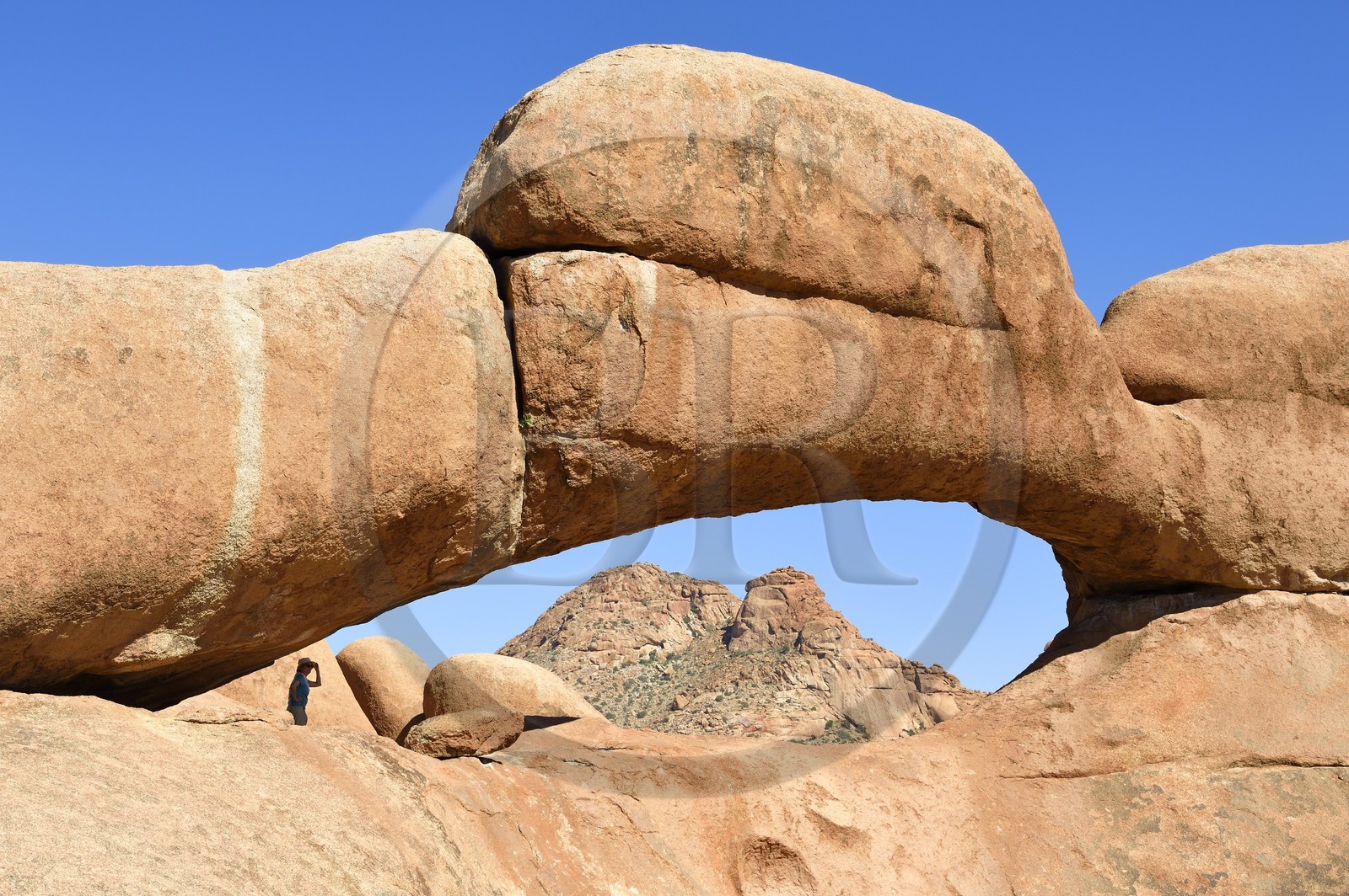 Namibie, région de Erongo, Damaraland, le Spitzkoppe ou Spitzkop (1784 m), arche naturelle dans la montagne granitique dans le désert du Namib