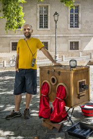 France, Bouches-du-Rhône (13), Marseille, quartier du Panier, place de la Charité, l'artiste d'origine iranienne Abtin Sarabi dans son activité de photographe portraitiste traditionnel de rue