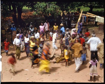 Burkina Faso, province de Poni, pays des Lobi, région de Loropéni, danses autour du balafon au cours de deuxièmes funérailles au village de Tonmpéna, plusieurs mois après les premières, elles consacrent l'arrivée du défunt parmi les ancêtres