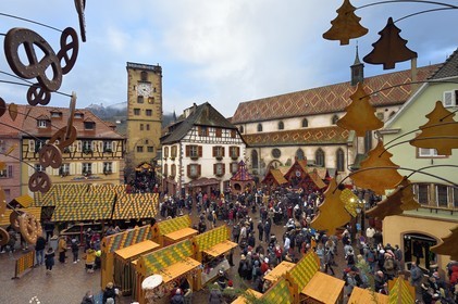 France, Haut-Rhin (68), Ribeauvillé, le marché de Noël médiéval avec notamment un étal proposant du sanglier à la broche sur la place devant l’église du couvent des Augustins et de la Tour des Bouchers