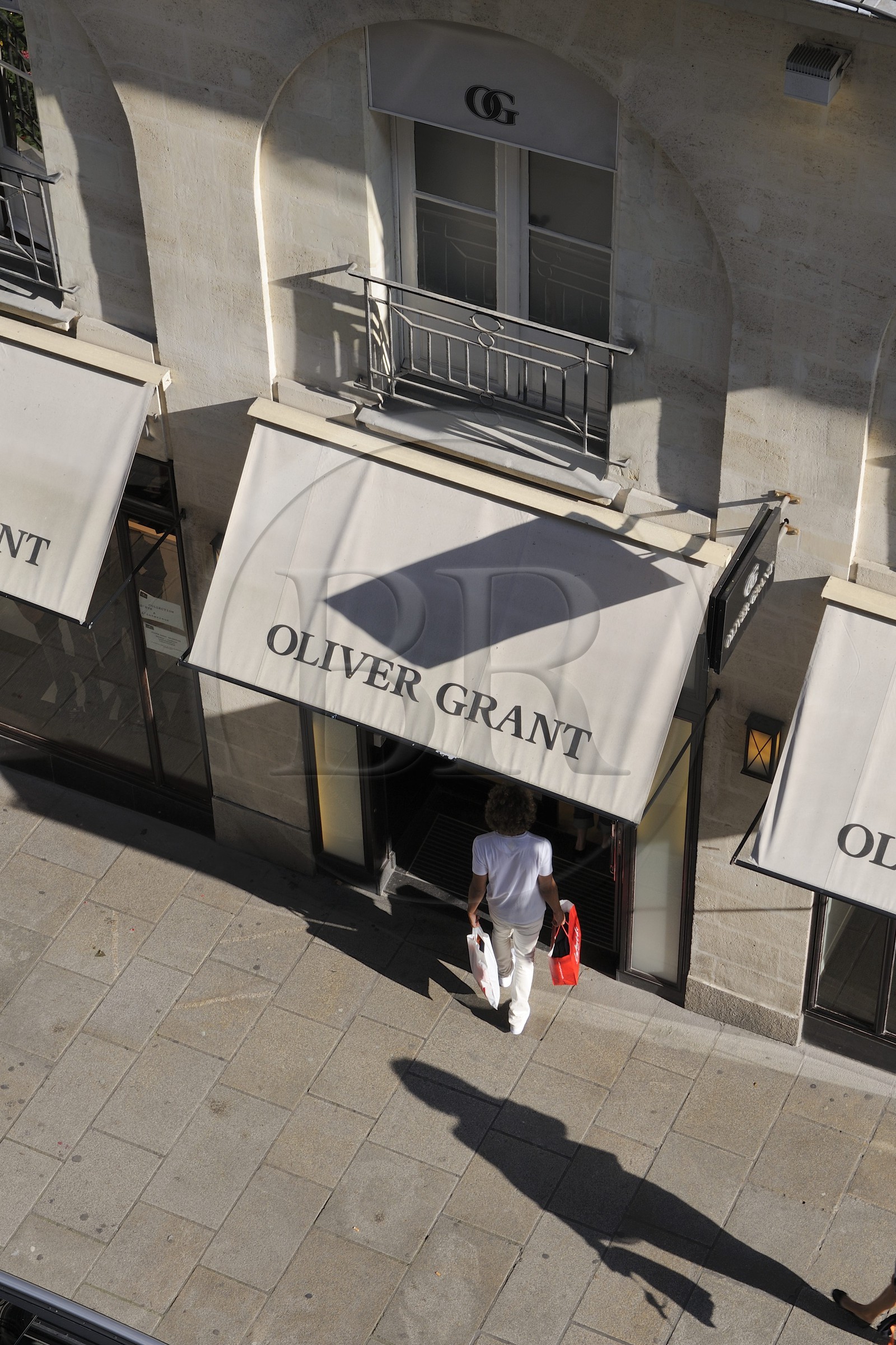 France, Loire-Atlantique (44), Nantes, la très chic rue commercante Crébillon menant à la place Royale