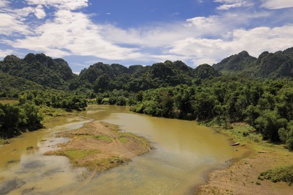 Vietnam, région au Nord-Ouest de Ninh Binh, paysage bordant la piste Ho Chi Minh à la rivière Tram