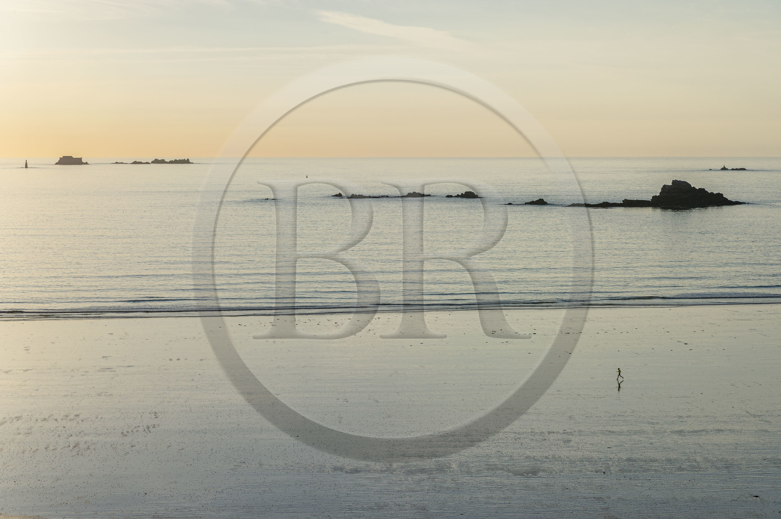 France, Ille et Vilaine, Cote d'Emeraude (Emerald Coast), Saint Malo, Mihinic beach at dawn