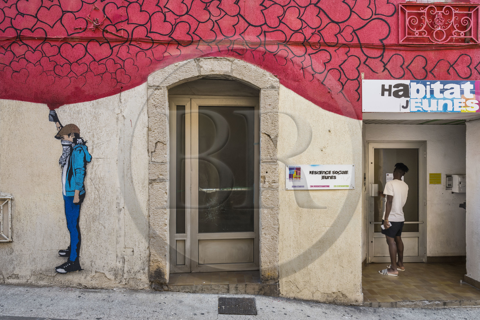 France, Hérault (34), Sète, le Quartier Haut, fresque murale qui fait parti du MACO - Musée à ciel ouvert, oeuvre de l'artiste Sunra dans la rue Louis Blanc sur la facade d'une résidence sociale