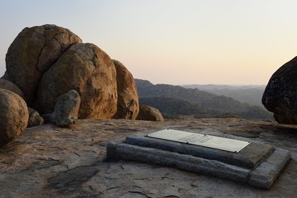 Zimbabwe, province de Matabeleland méridional, Matobo ou Matopos Hills National Park, classé Patrimoine Mondial de l'UNESCO, formations rocheuses sur la colline de Malindidzimu (demeure des esprits bienveillants) au sommet de View of the World où est enterré Cecil Rhodes, sa tombe