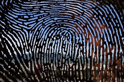 Espagne, Pays basque espagnol, Biscaye, Bilbao, mont Artxanda, Aterpe 1936 par l'artiste Juanjo Novella et Novella Arte Publico S.L., énorme empreinte digitale en souvenir des guerriers qui ont défendu la démocratie en 1936 contre le fascisme