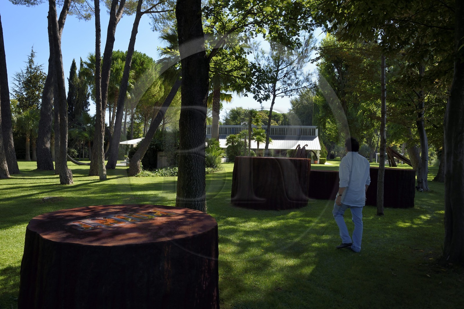 France, Var (83), Le Muy, Fondation Bernar Venet, Installation aléatoire de points, 2014, de Venet dans le parc
