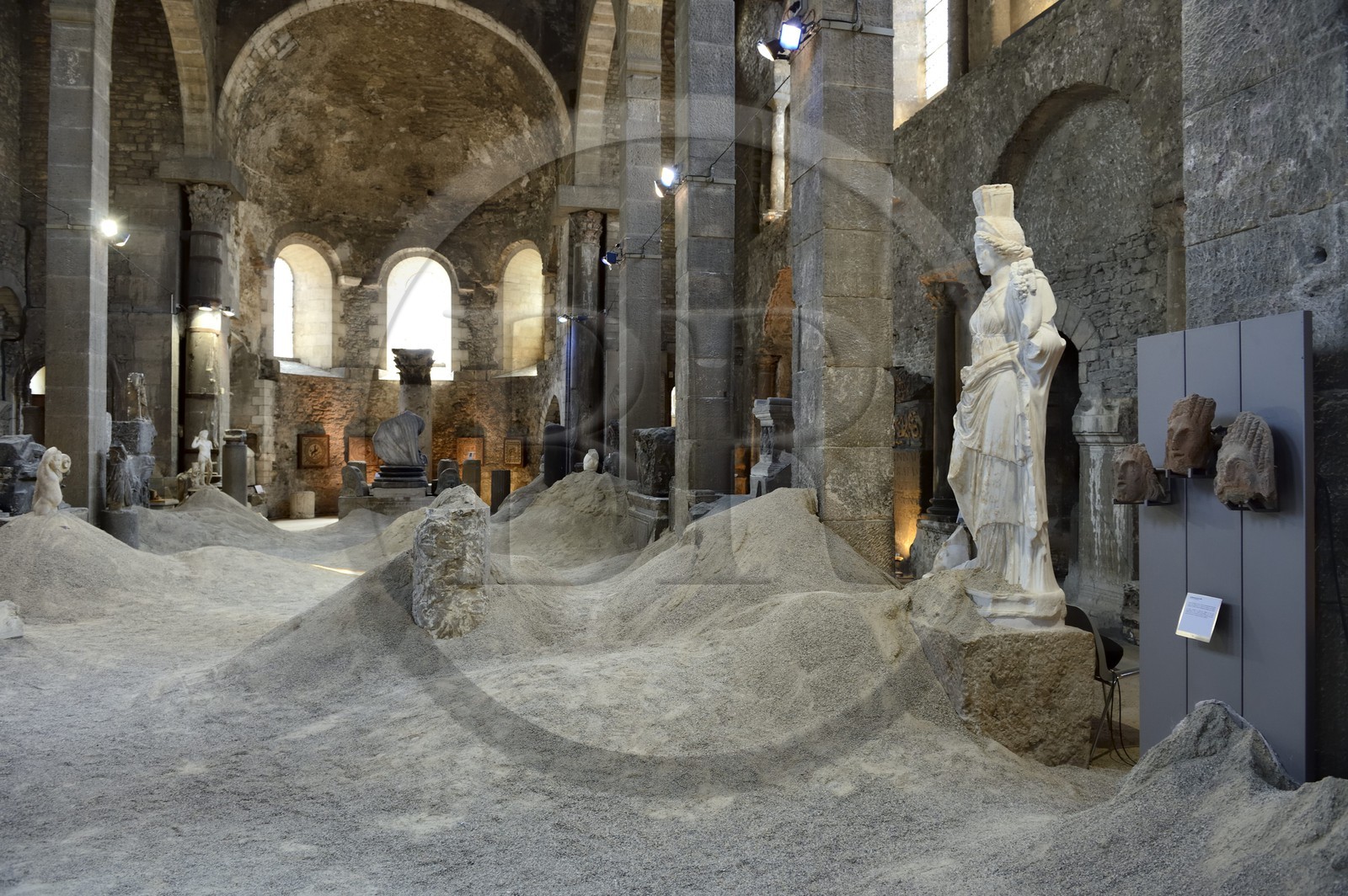 France, Isère (38), Vienne, musée lapidaire dans l'église Saint-Pierre, installation de l'artiste Victoria Klotz au milieu des pièces antiques