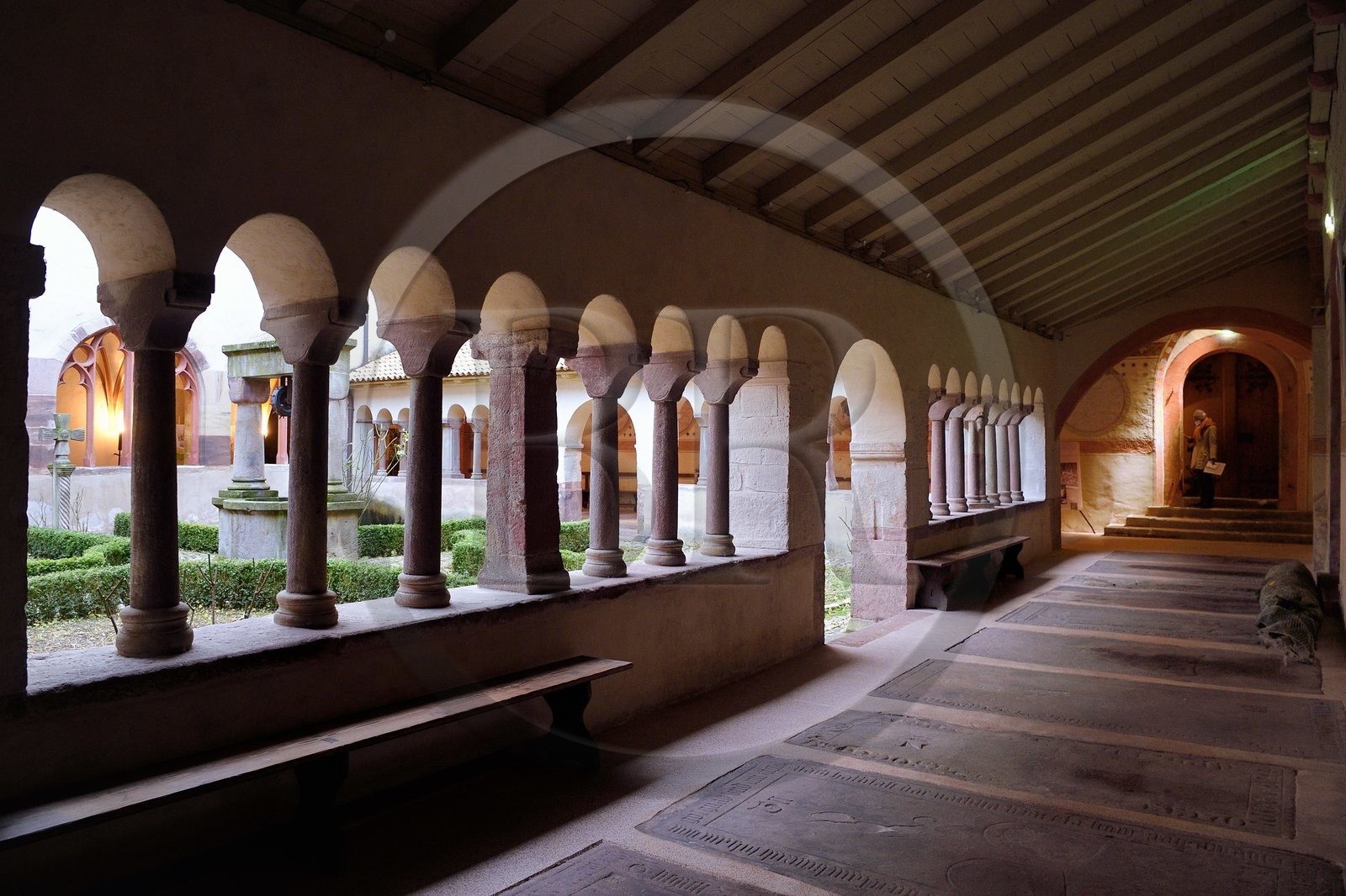 France, Bas-Rhin (67), Strasbourg, vieille ville classée au Patrimoine Mondial de l'UNESCO, église protestante Saint-Pierre-le-Jeune, le cloitre roman du XIème et XIVème siècle