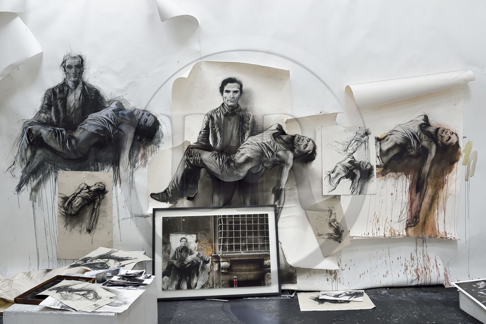 France, Ivry-sur-Seine (94), l'artiste plasticien Ernest Pignon-Ernest dans son atelier