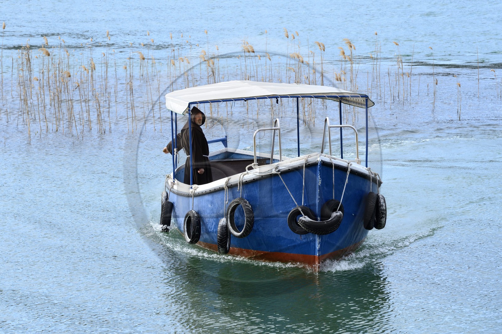 Croatie, Dalmatie, Parc national de Krka où la rivière Krka devient le lac de Visovac, Frère Stojan du monastère franciscain de l’îlot Visovac