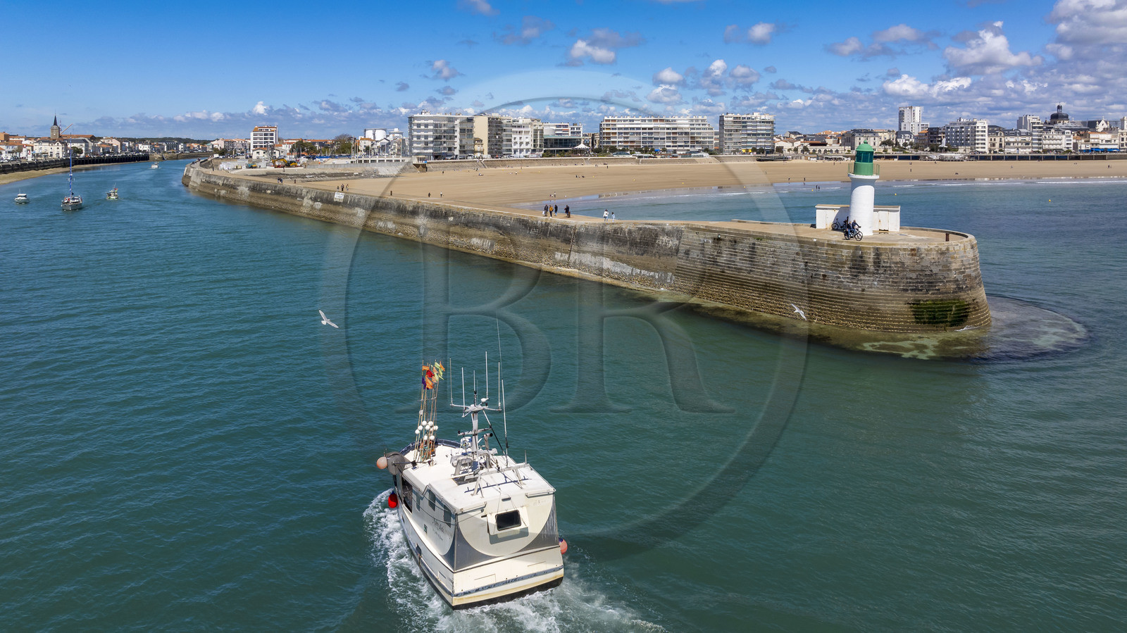 France, Vendée (85), Les-Sables-d'Olonne, la balise d'entrée du chenal au bout de la jetée des skippers classés de la course du Vendée Globe et bateau de pêche entrant dans le chenal d'accès aux ports (vue aérienne)