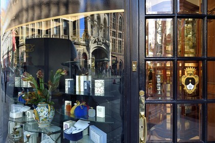 Royaume-Uni, Londres, Piccadilly à l'angle de Piccadilly Arcade, la célèbre pharmacie florentine Santa Maria Novella vendant des parfums