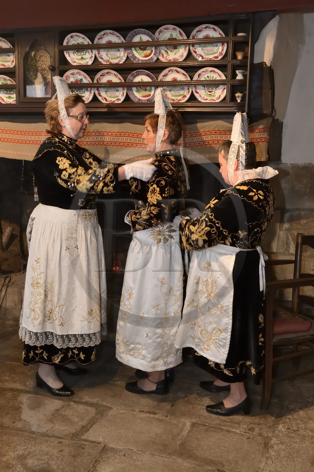 France, Finistère (29), Locronan, labellisé Les Plus Beaux Villages de France, ajustement des costumes traditionnels le matin de la procession de la petite Tromenie dans la ferme de la famille Louboutin
