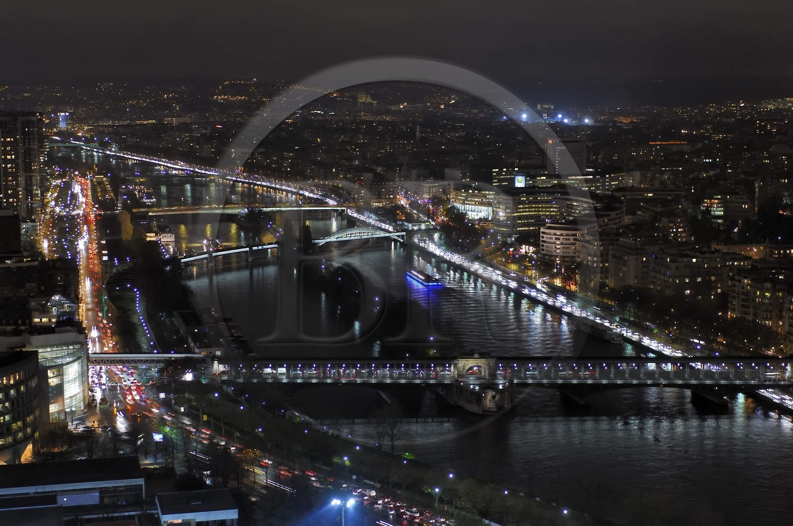 France, Paris (75), les rives de la Seine classées patrimoine mondial de l'UNESCO, le pont de Bir-Hakeim et l'Allée des Cygnes de nuit