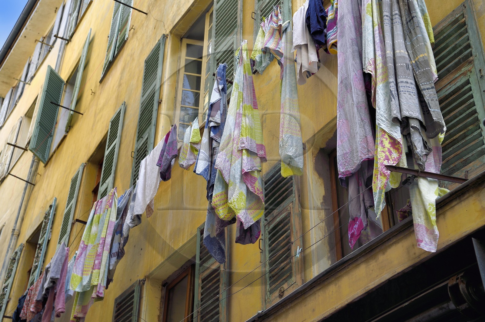France, Alpes-Maritimes (06), Nice, vieille ville, linge séchant aux fenetres d'un immeuble d'habitation dans la rue Droite