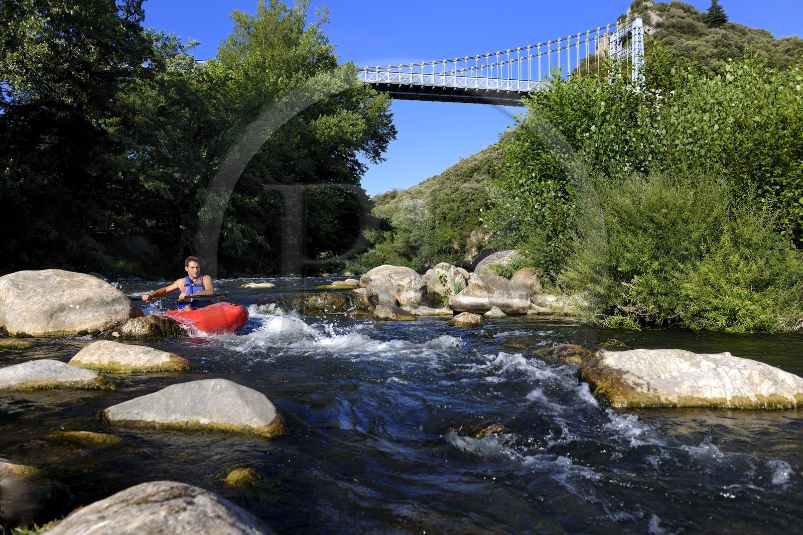 France, Hérault (34), vallée de l' Orb, descente en canoë-kayak de la rivière Orb au moulin de Travassac à Mons la Trivalle, Sylvain Cathala de Ateliers Rivière Randonnées