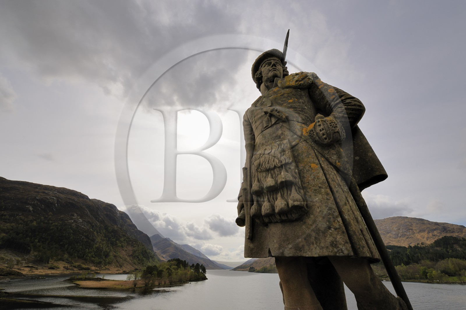 Royaume-Uni, Ecosse, région des Highlands, statue d'un Highlander sur le Glenfinnan Monument, il marque l'endroit où Bonnie Prince Charlie débuta son combat pour récupérer la couronne et le Loch Shiel