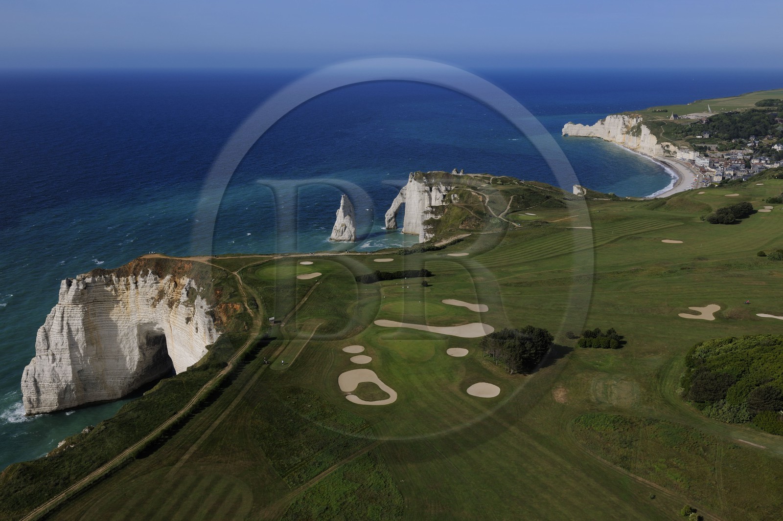 France, Seine-Maritime (76), Pays de Caux, Côte d'Albâtre, Etretat, les falaises d'Aval, l'Aiguille Creuse et le golf (vue aérienne)