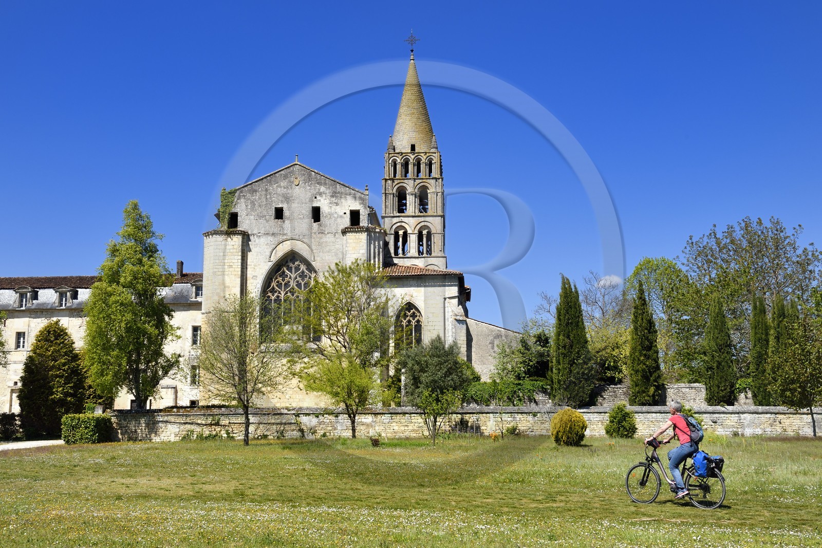 France, Charente (16), Bassac, l'abbaye Saint-Étienne de Bassac est une ancienne abbatiale du diocèse de Saintes, cyclistes sur la véloroute La Flow Vélo