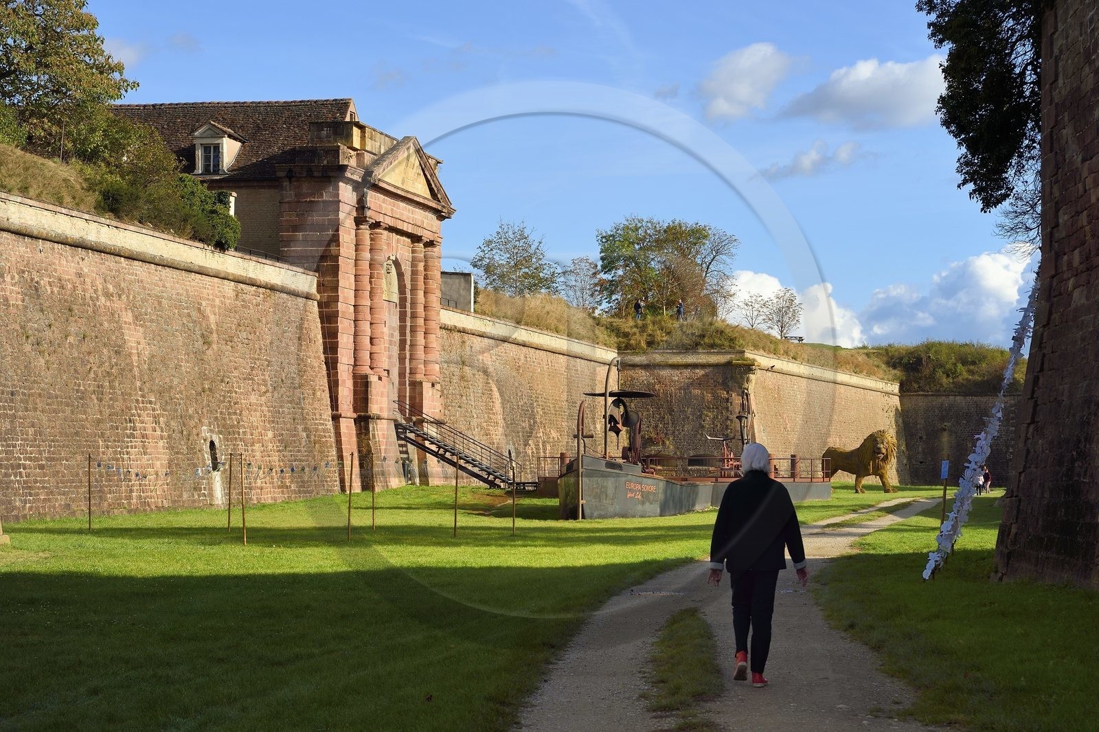 France, Haut-Rhin (68), Neuf-Brisach, ville fortifiée par Vauban, classée Patrimoine Mondial de l'UNESCO, fossé et fortifications au niveau de la Porte de Belfort au sud-ouest