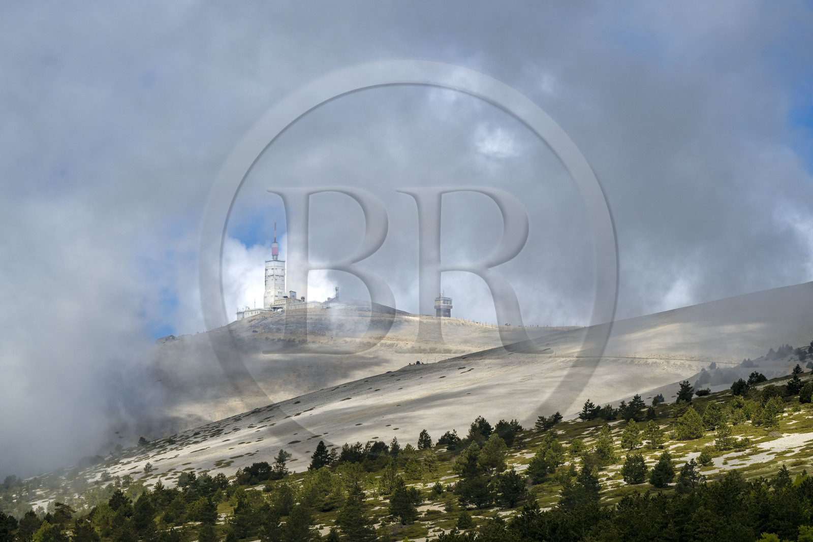 France, Vaucluse (84), Parc Naturel Régional du Mont Ventoux, Bedoin, la station météo au sommet du Mont Ventoux (1910m) et le versant sud de la montagne