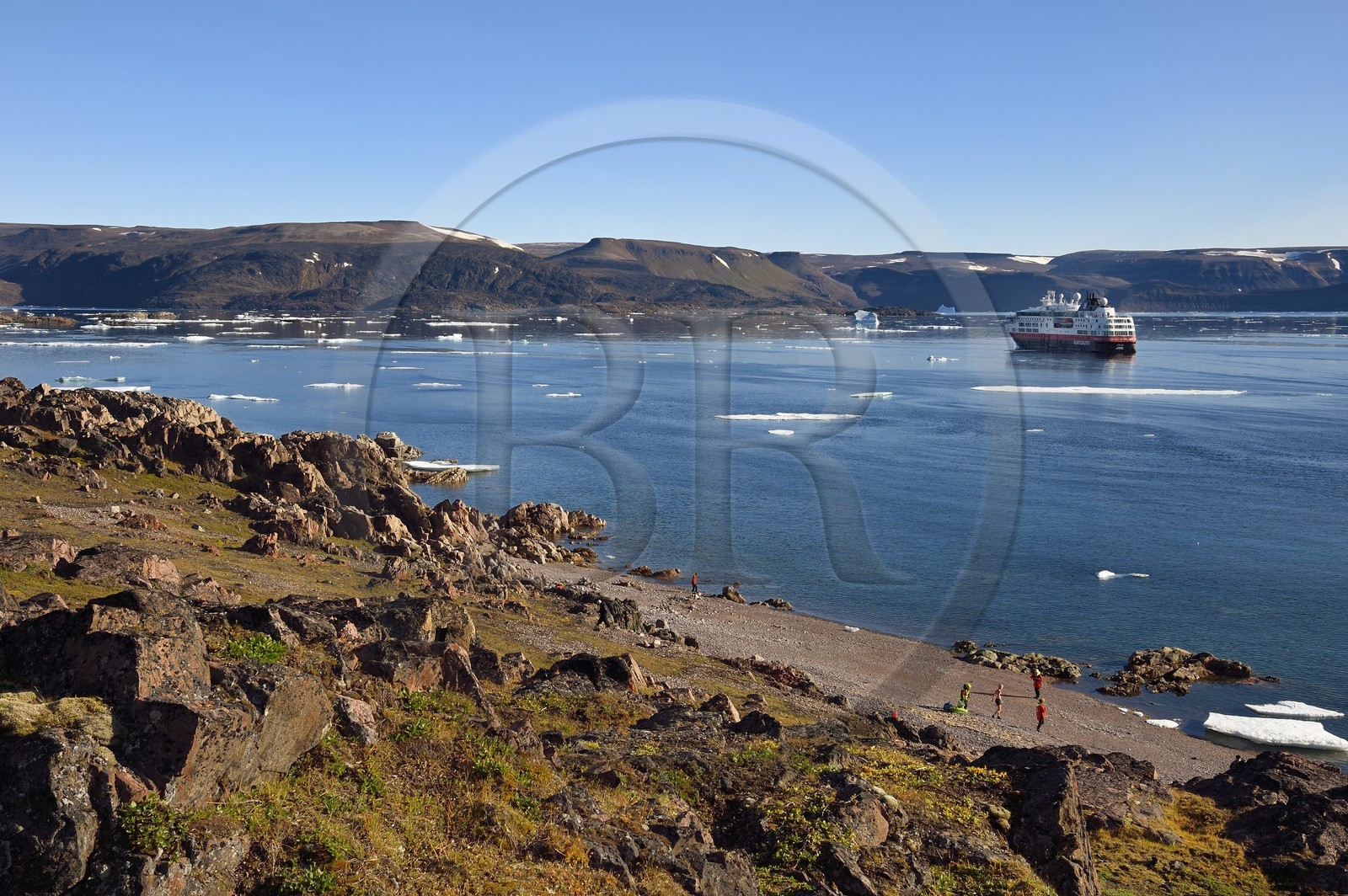 Groenland, cote Nord-Ouest, Smith sound au nord de la baie de Baffin, Inglefield Land, site de Etah dans le Foulke fjord, baignade polaire depuis la plage, le bateau de croisière MS Fram de la compagnie Hurtigruten en arrière plan