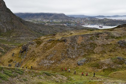 Groenland, région du centre ouest, Sisimiut (autrefois Holsteinsborg) et la baie de  de Kangerluarsunnguaq, randonneurs sur la montagne de Palasip Qaqqaa, Sentier Præstefjeldet