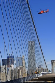 Etats-Unis, New York, Manhattan, travaux sur le Brooklyn Bridge et la Beekman Tower de l'architecte Frank Gehry